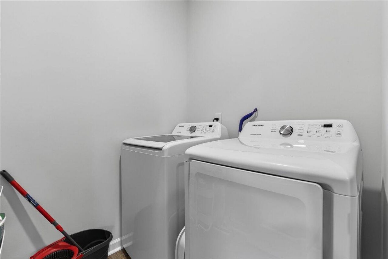 133 Cloverleaf Street Photo 23