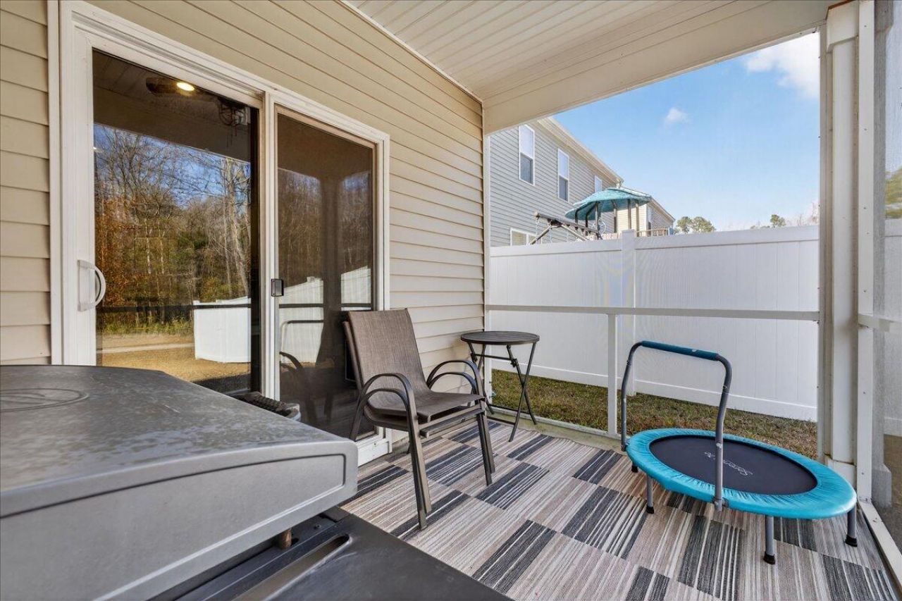 133 Cloverleaf Street Photo 25