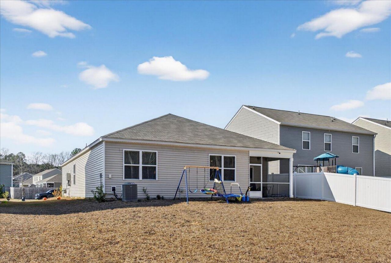 133 Cloverleaf Street Photo 28