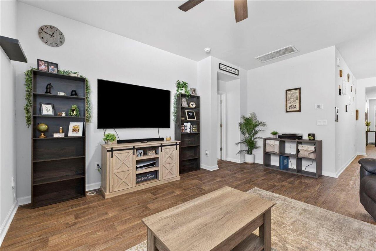 133 Cloverleaf Street Photo 5