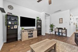 133 Cloverleaf Street photo 4