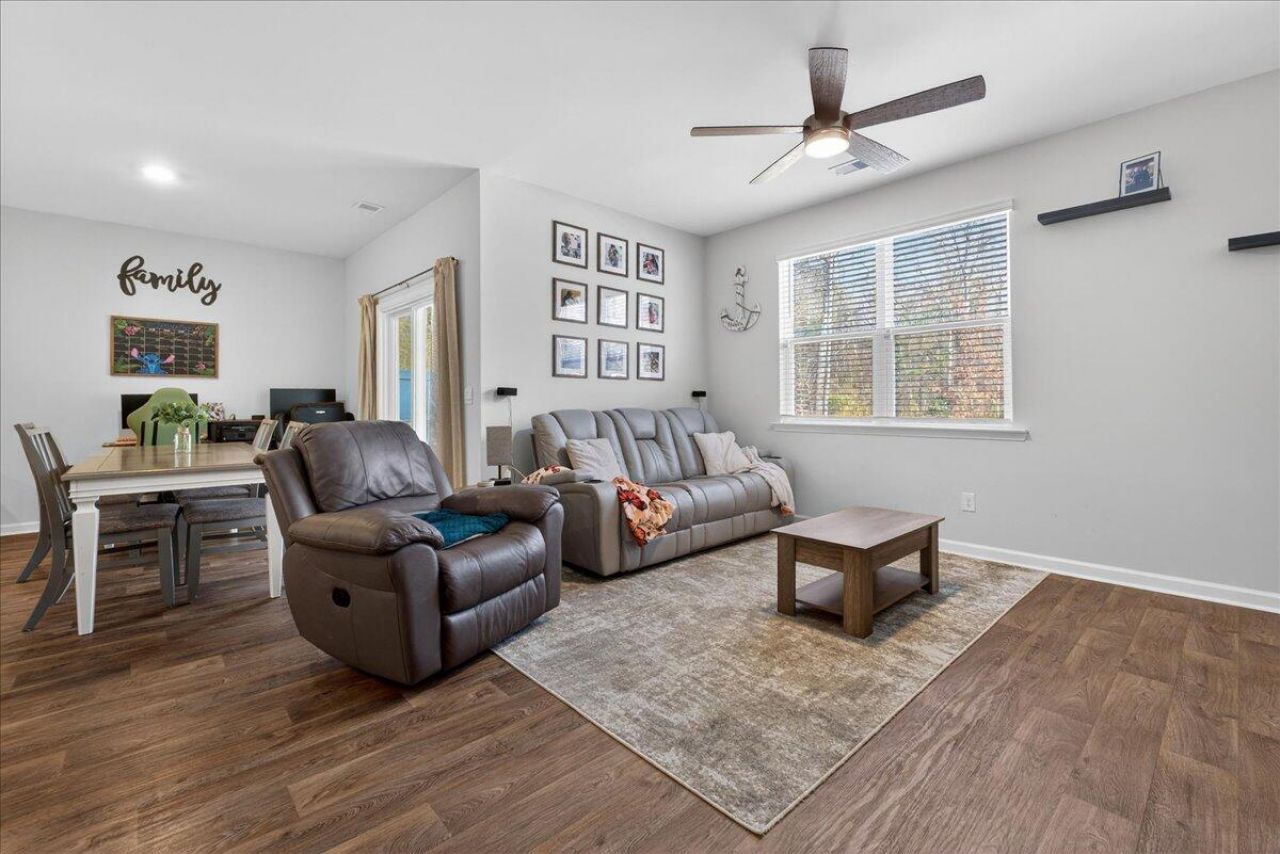 133 Cloverleaf Street Photo 6