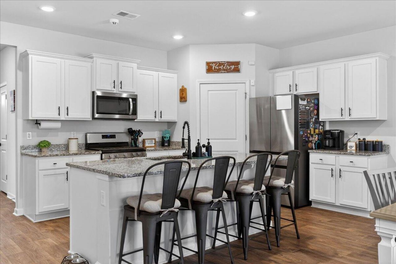 133 Cloverleaf Street Photo 7