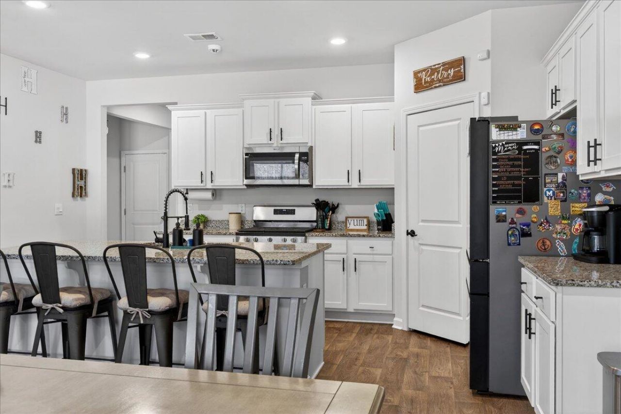 133 Cloverleaf Street Photo 8