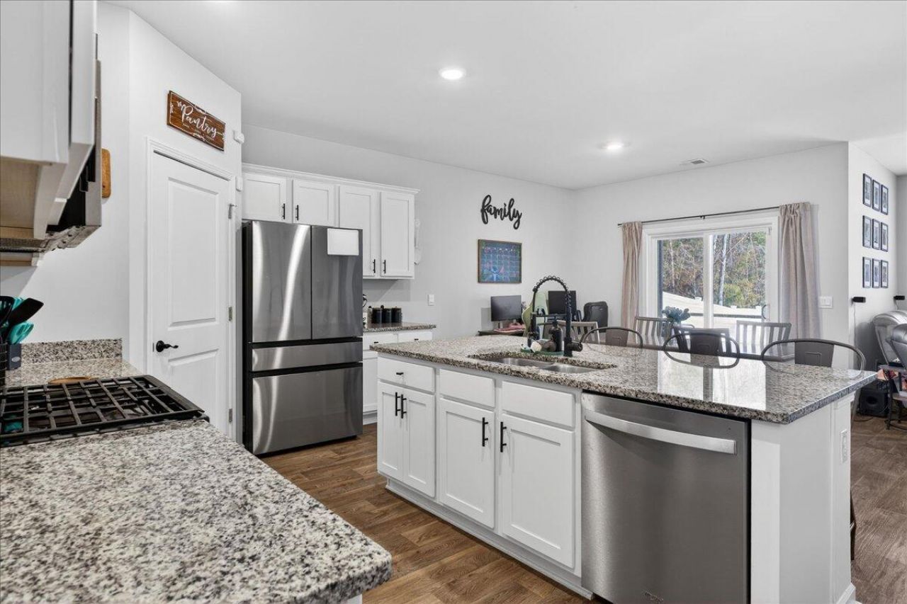 133 Cloverleaf Street Photo 9