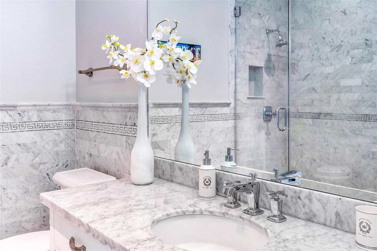 100 S Pointe Dr, Unit 2407, Miami Beach, FL 33139 Photo