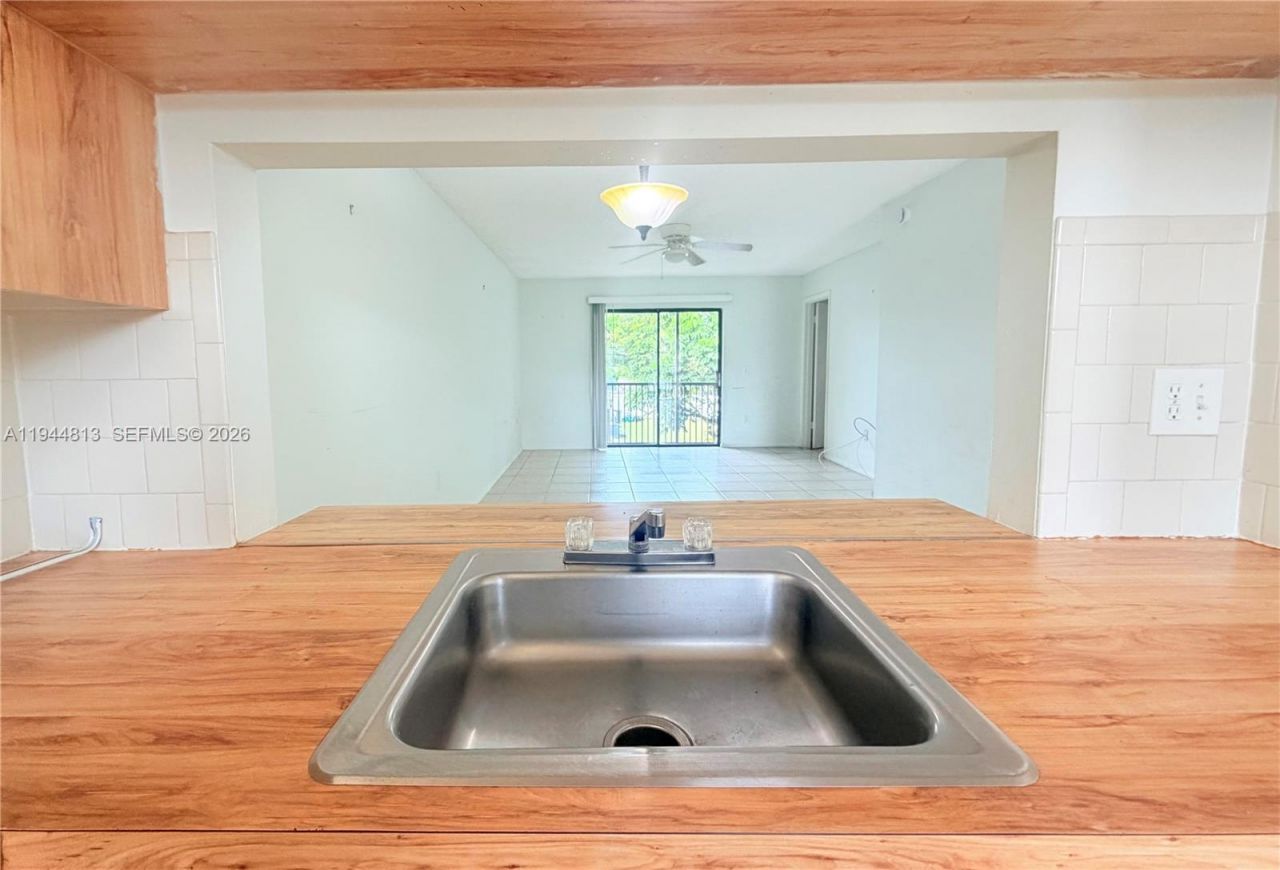 9141 NW 1st Ct, Unit 204, Pembroke Pines, FL 33024 Photo