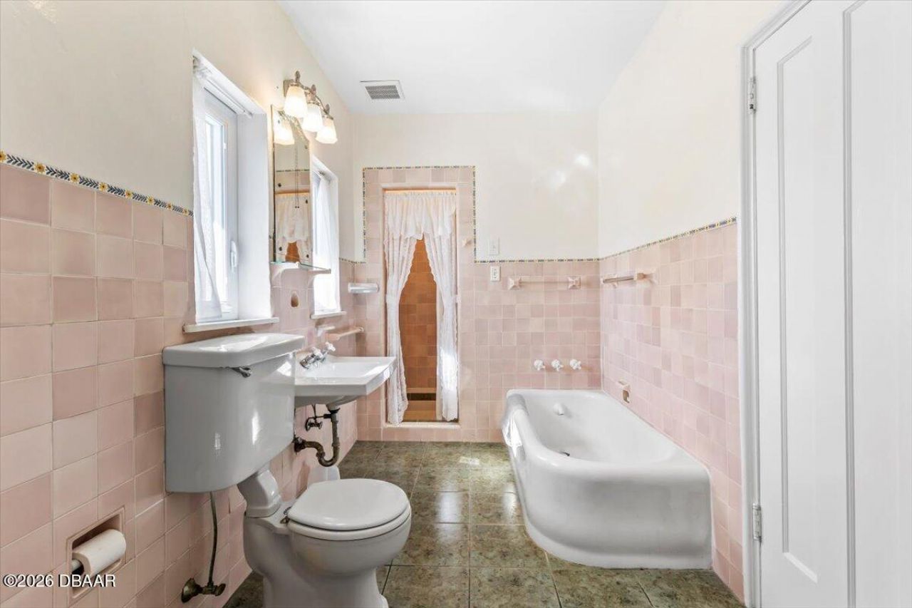 1428 N Halifax Avenue, Daytona Beach, FL 32118 Photo