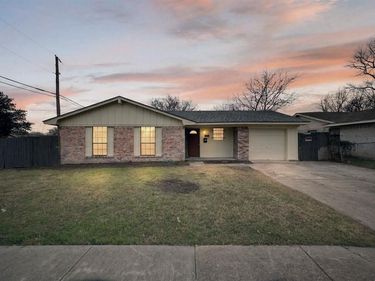 3250 Pacesetter Drive, Dallas, TX 75241