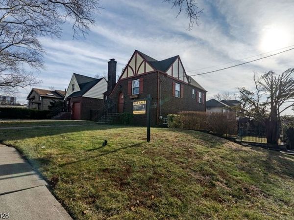 820 Elizabeth St, Ridgefield, NJ 07657