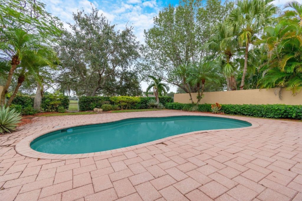 2466 Bay Isle Court, Unit 2466, Weston, FL 33327 Photo