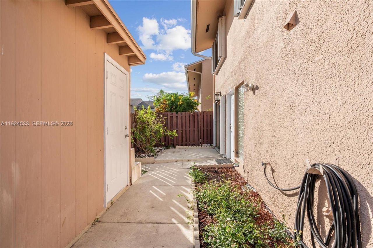 8450 SW 154th Cir Ct, Unit 204, Miami, FL 33193 Photo