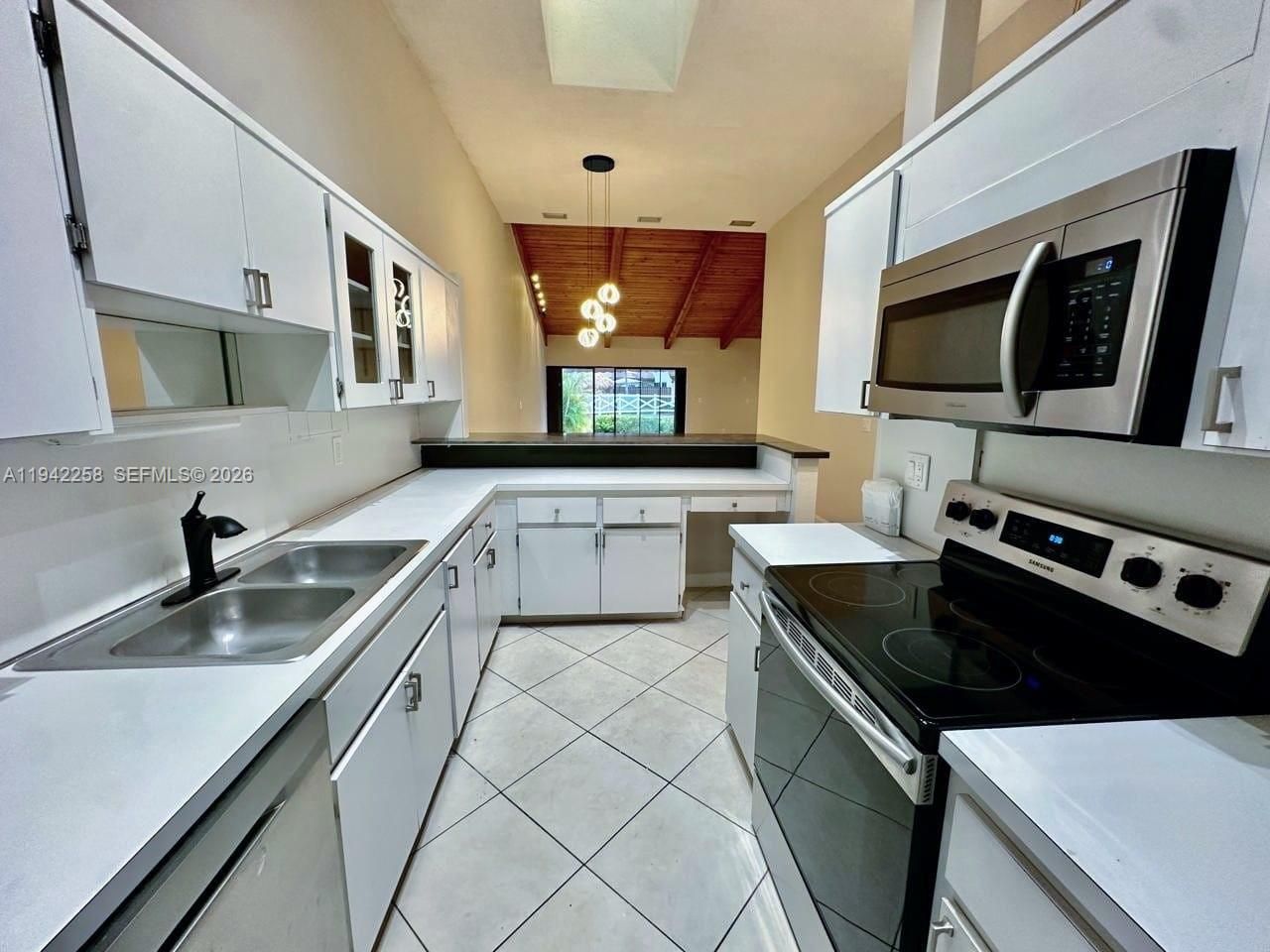 2753 S Parkview Dr , Hallandale Beach, FL 33009 Photo