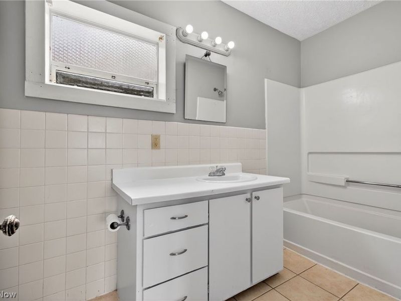 245 E Ford Avenue, Barberton, OH 44203 Photo 12