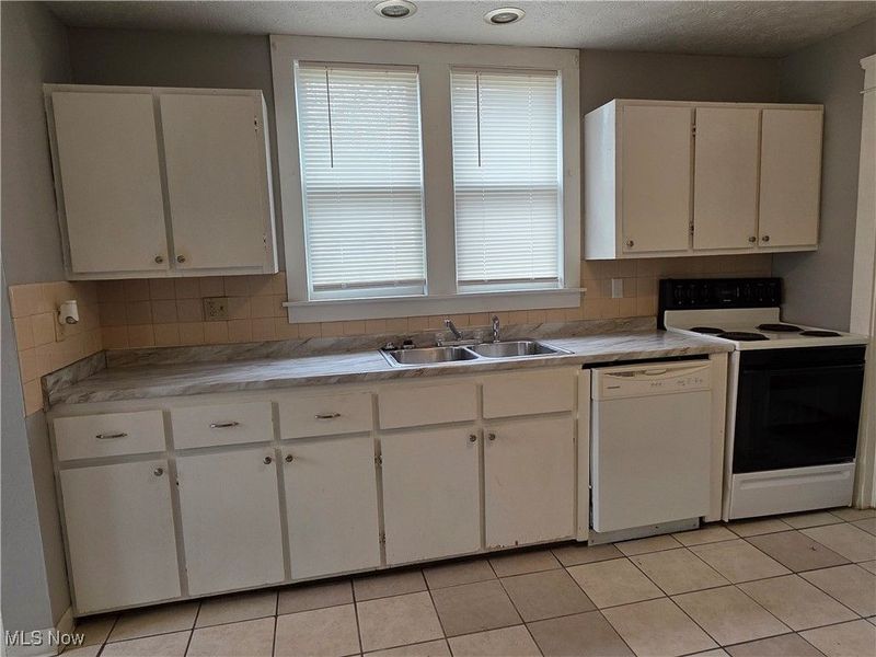 245 E Ford Avenue, Barberton, OH 44203 Photo 8