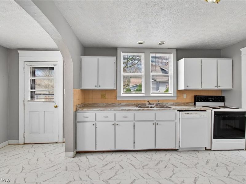 245 E Ford Avenue, Barberton, OH 44203 Photo 9