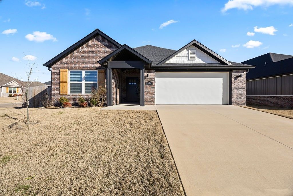 624 S Benchmark Lane, Fayetteville, AR 72704 Main Photo