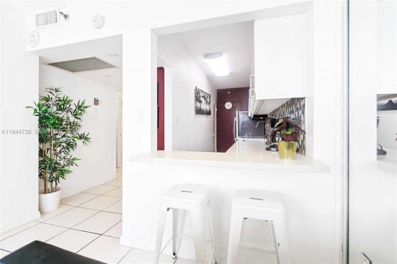 100 Lincoln Rd, Unit 1105, Miami Beach, FL 33139 Photo