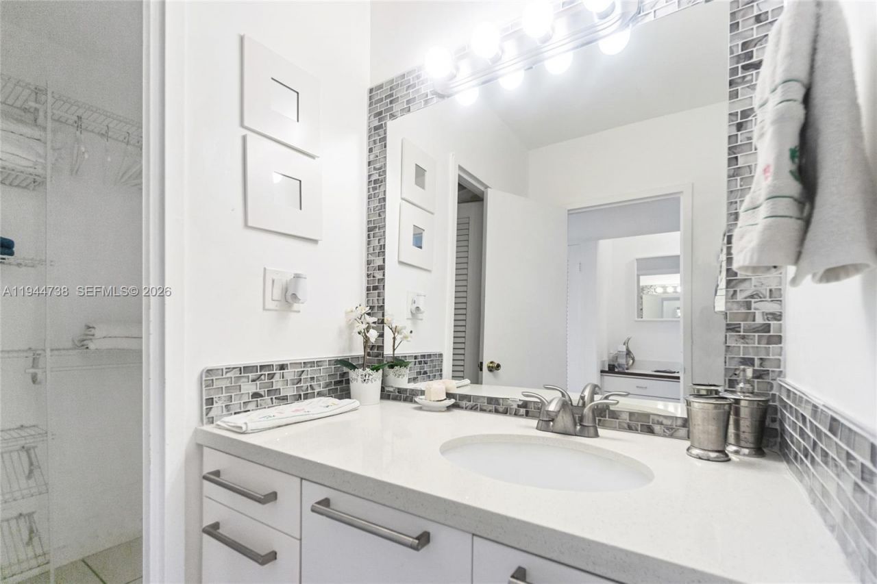 100 Lincoln Rd, Unit 1105, Miami Beach, FL 33139 Photo