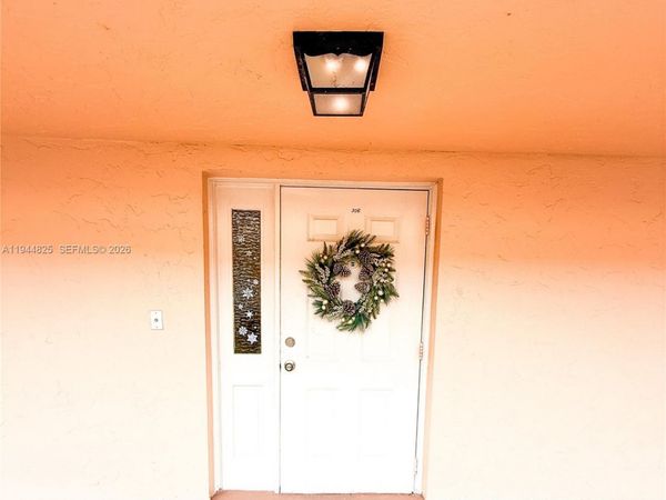 450 Commodore Dr, Unit 306, Plantation, FL 33325
