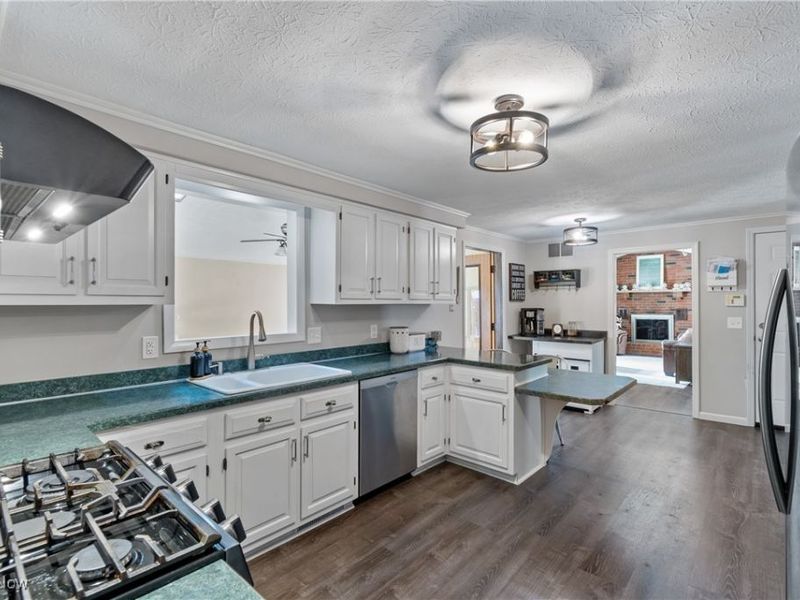 324 Greenbriar Drive, Cortland, OH 44410 Photo 11