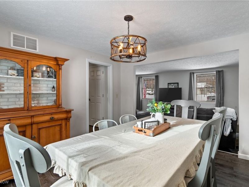 324 Greenbriar Drive, Cortland, OH 44410 Photo 12