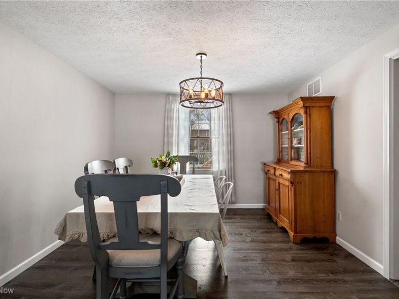 324 Greenbriar Drive, Cortland, OH 44410 Photo 13