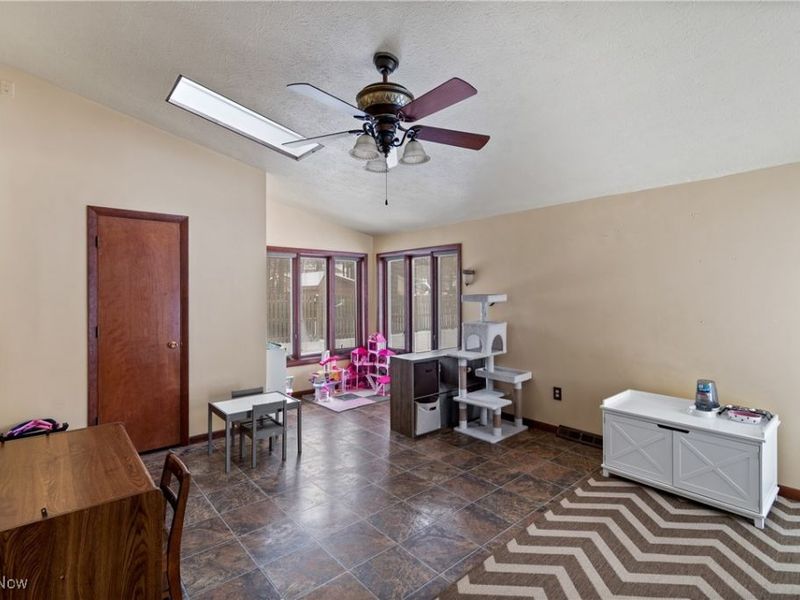 324 Greenbriar Drive, Cortland, OH 44410 Photo 14