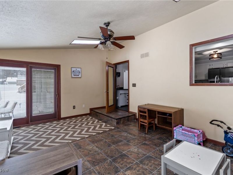 324 Greenbriar Drive, Cortland, OH 44410 Photo 15