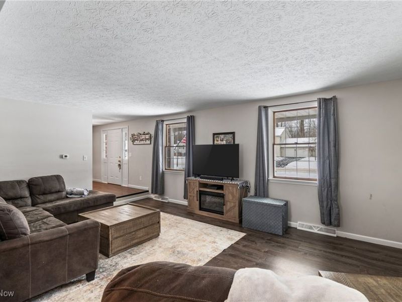 324 Greenbriar Drive, Cortland, OH 44410 Photo 2