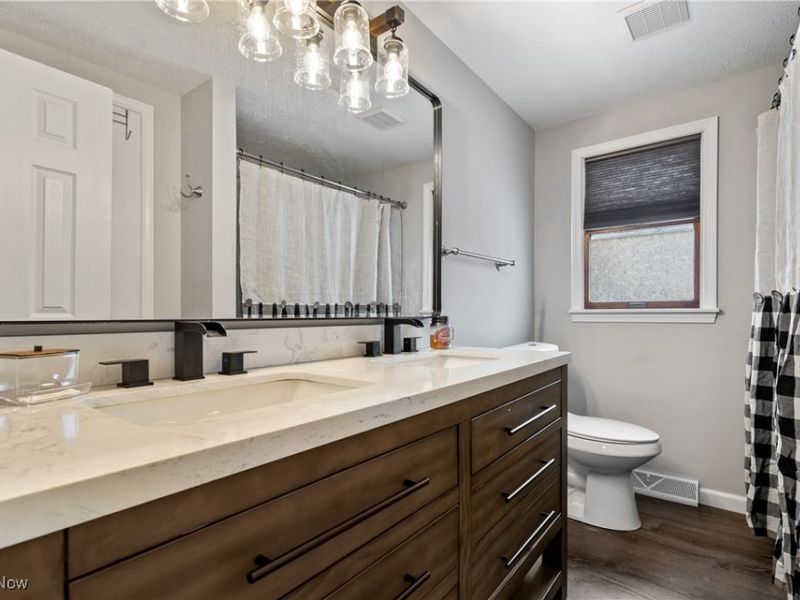 324 Greenbriar Drive, Cortland, OH 44410 Photo 23