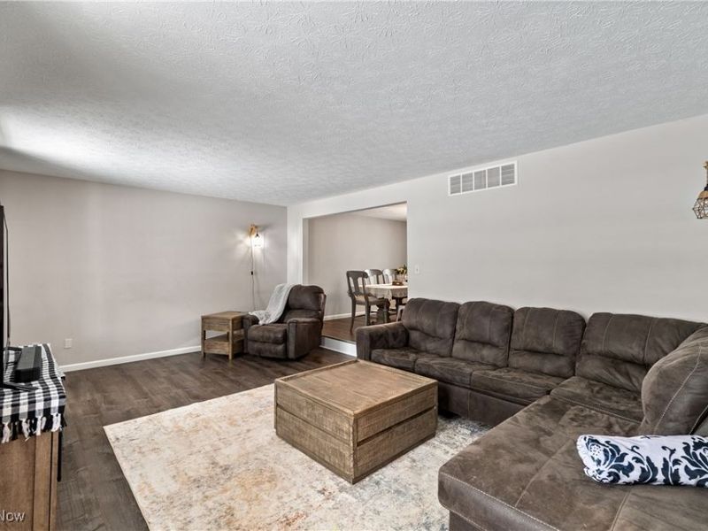 324 Greenbriar Drive, Cortland, OH 44410 Photo 4