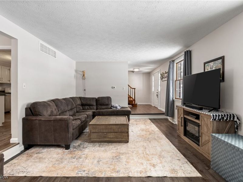 324 Greenbriar Drive, Cortland, OH 44410 Photo 4