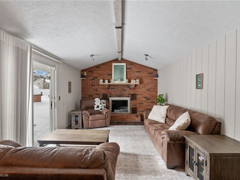 324 Greenbriar Drive, Cortland, OH 44410 Photo 5