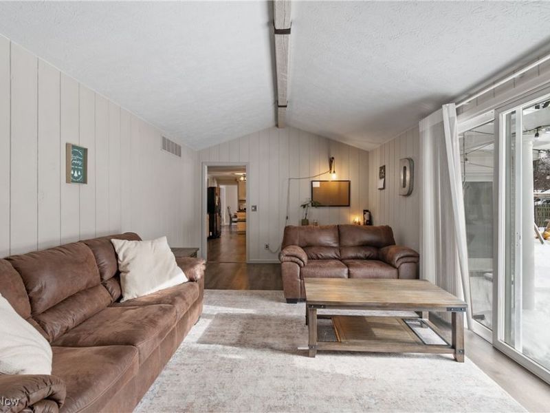 324 Greenbriar Drive, Cortland, OH 44410 Photo 7