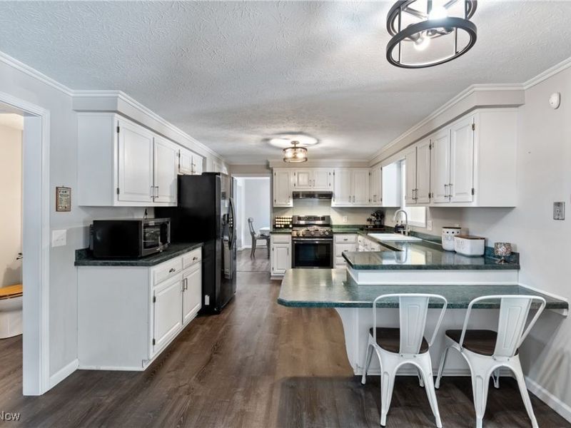 324 Greenbriar Drive, Cortland, OH 44410 Photo 8