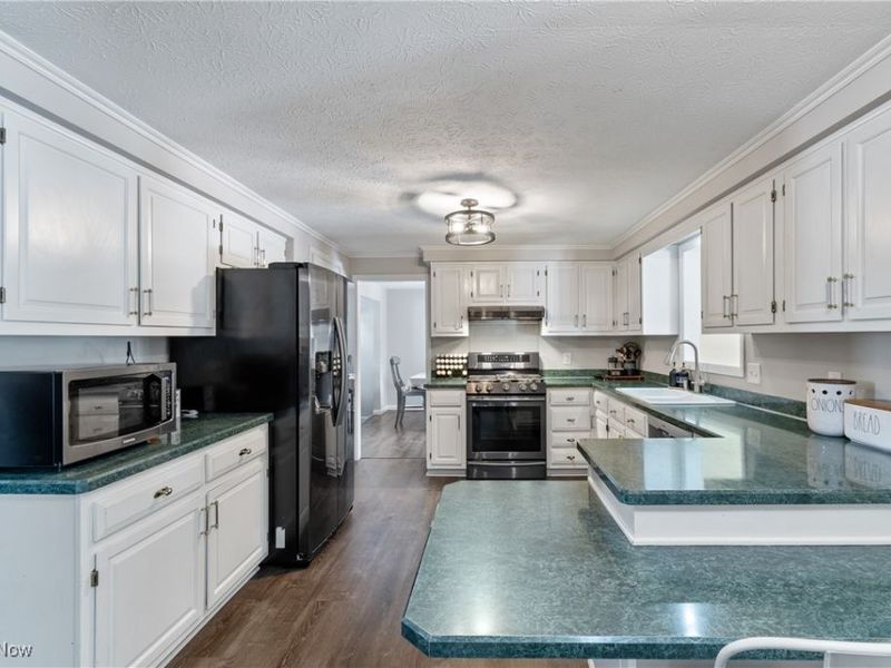 324 Greenbriar Drive, Cortland, OH 44410 Photo 9