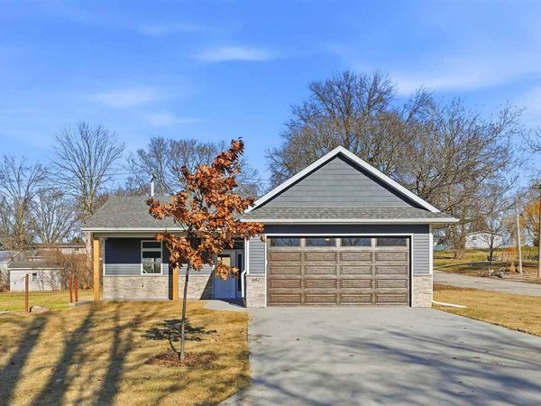 602 W 8th St, Tipton, IA 52772