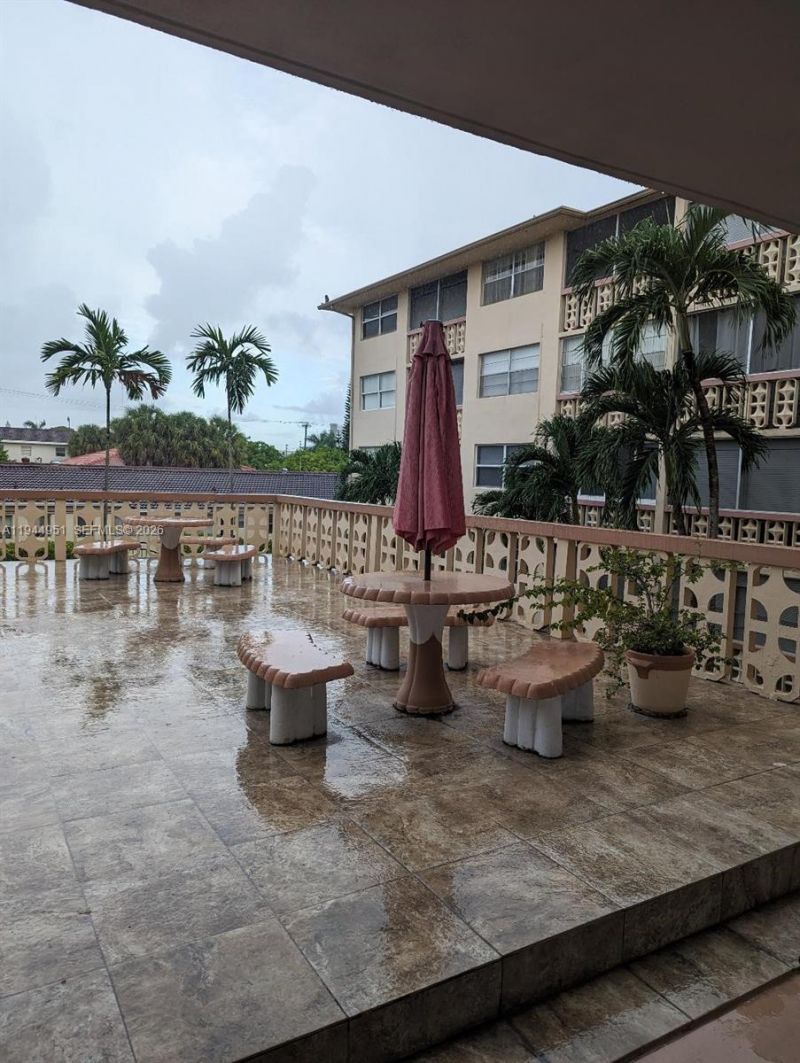 211 NE 8th Ave, Unit 209, Hallandale Beach, FL 33009 Photo