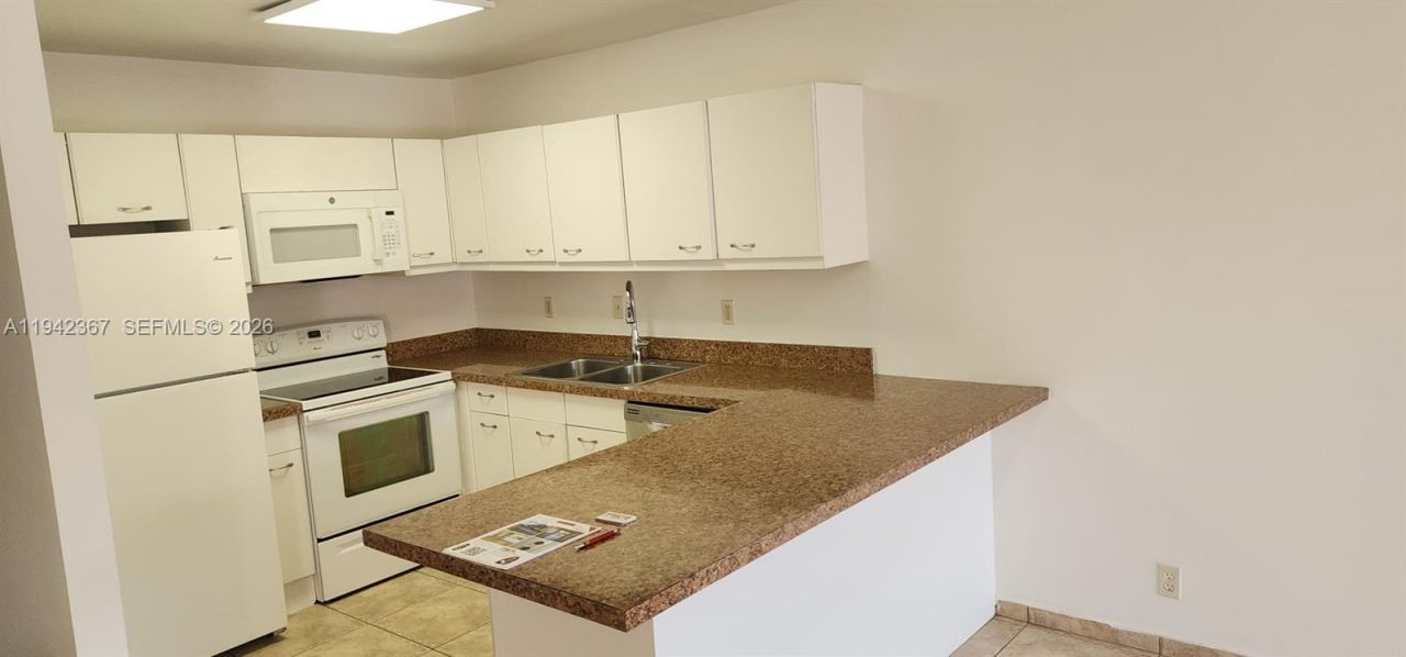 8005 Lake Dr , Unit 201, Doral, FL 33166 Photo