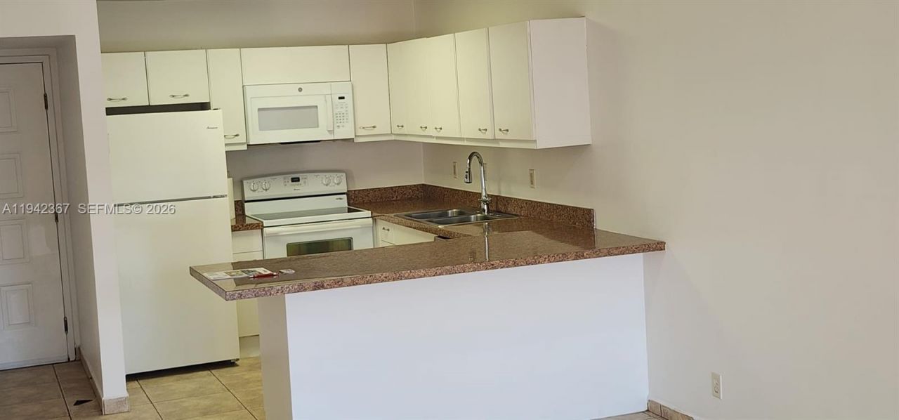 8005 Lake Dr , Unit 201, Doral, FL 33166 Photo