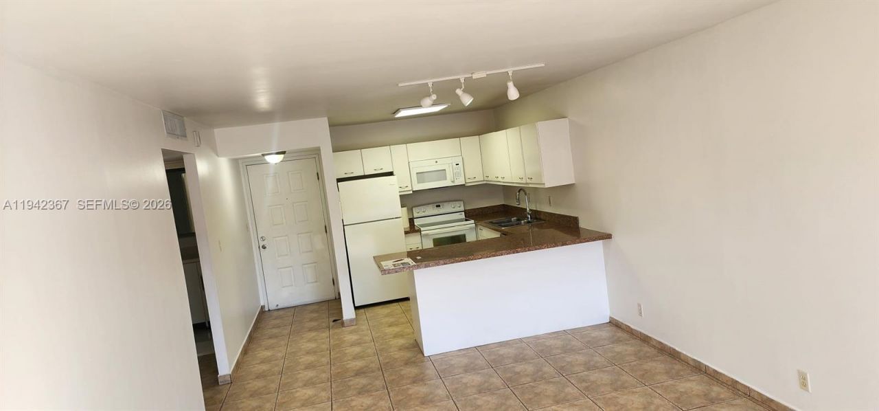 8005 Lake Dr , Unit 201, Doral, FL 33166 Photo