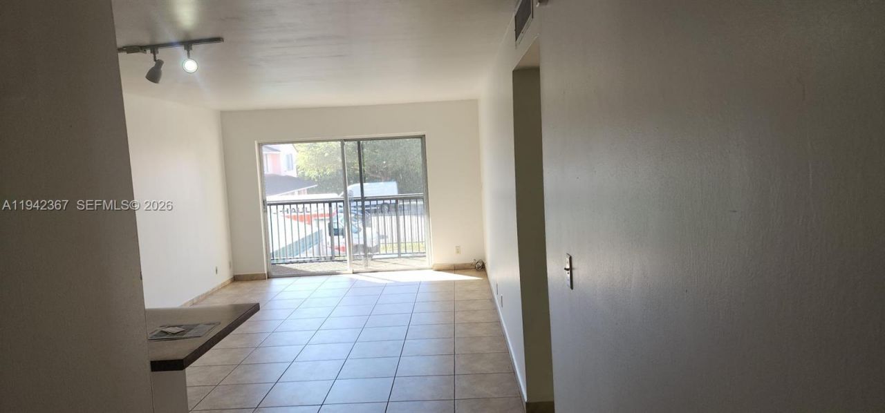 8005 Lake Dr , Unit 201, Doral, FL 33166 Photo