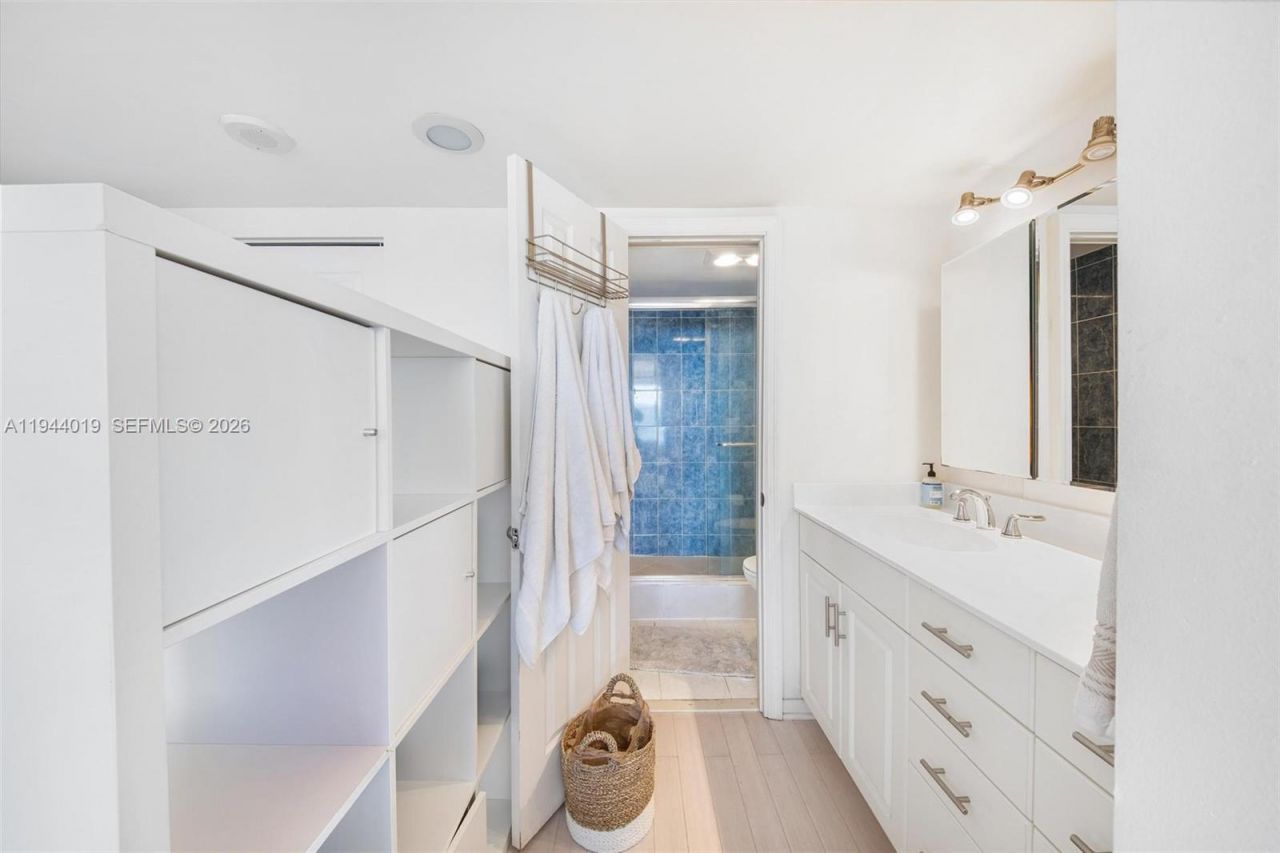 11111 Biscayne Blvd, Unit 2D, Miami, FL 33181 Photo