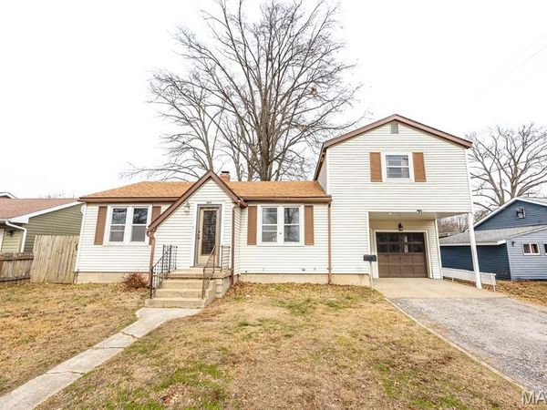 1017 W Green Street, Mascoutah, IL 62258