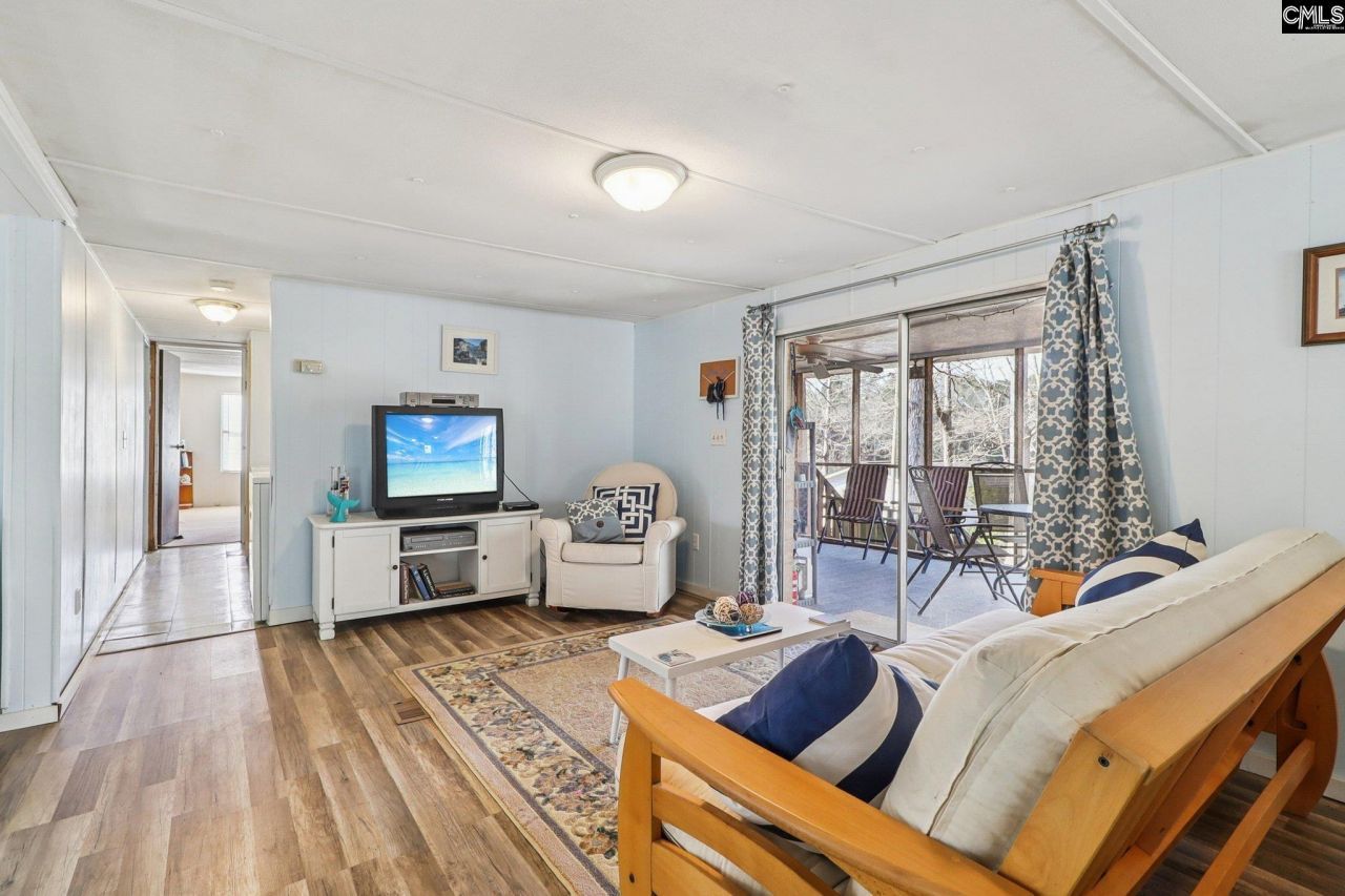 1046 Blacksgate East Road Photo 6