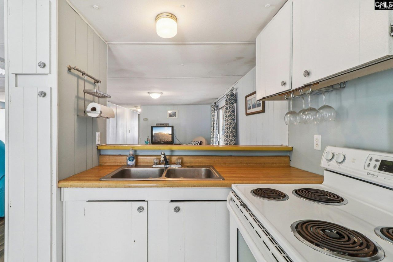 1046 Blacksgate East Road Photo 17