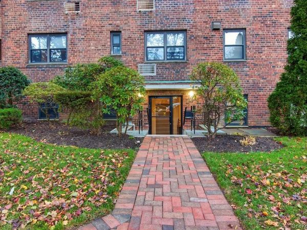 52 Brompton Road, Unit 52, Great Neck, NY 11021