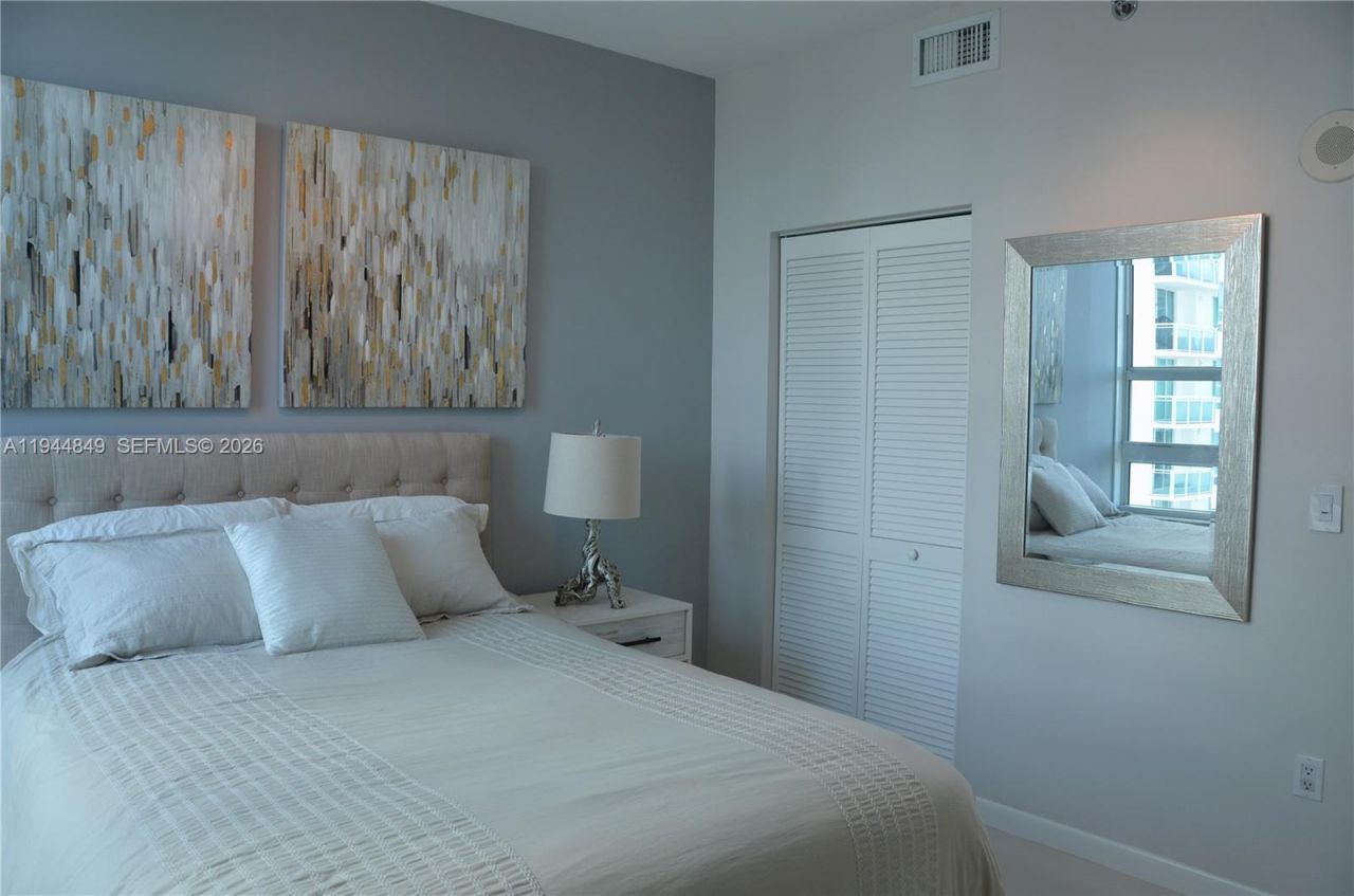 950 Brickell Bay Dr , Unit 3705, Miami, FL 33131 Photo