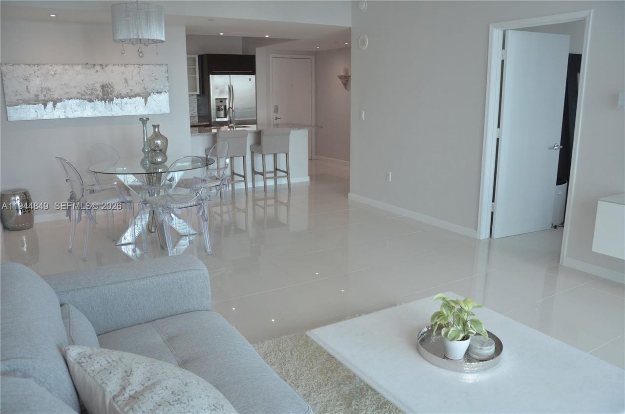 950 Brickell Bay Dr , Unit 3705, Miami, FL 33131 Photo
